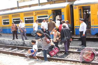 Suasana keluar masuk penumpang kereta api - Antaranews.com